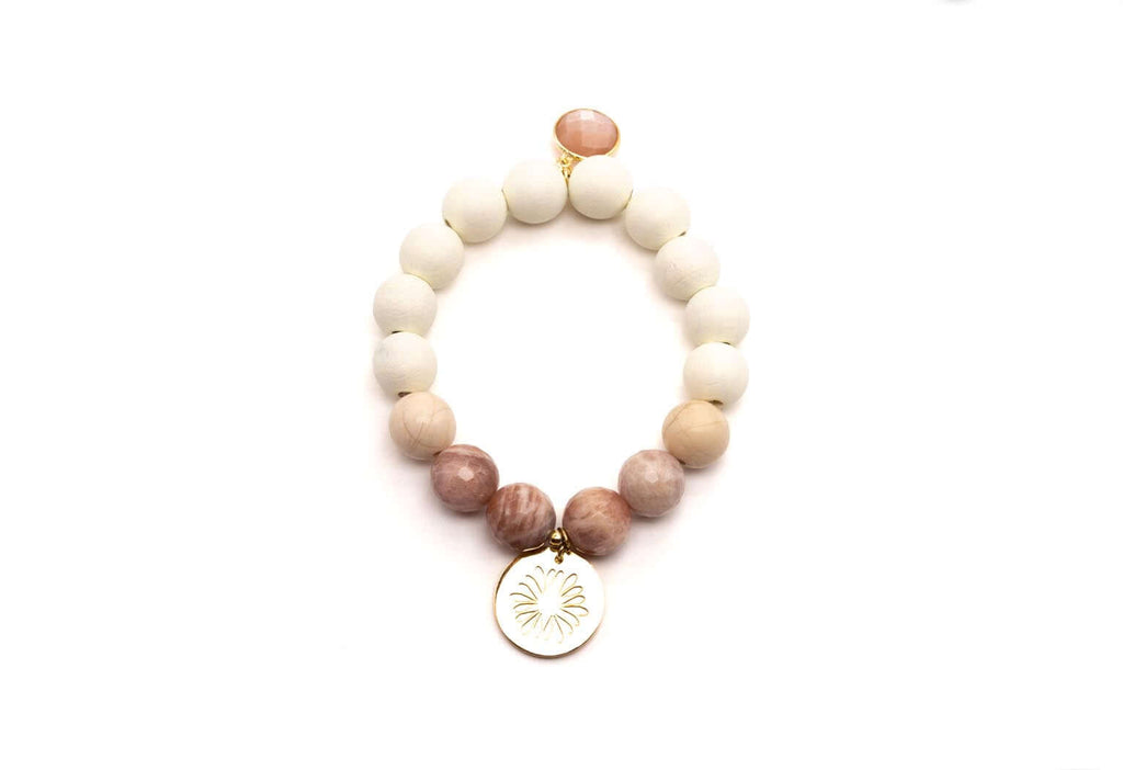 Armband auf Elastikband mit cremefarbenen Holzperlen, rosa Sonnenstein-Perlen und rundem vergoldeten Logo-Tag