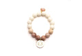 Armband auf Elastikband mit cremefarbenen Holzperlen, rosa Sonnenstein-Perlen und rundem vergoldeten Logo-Tag