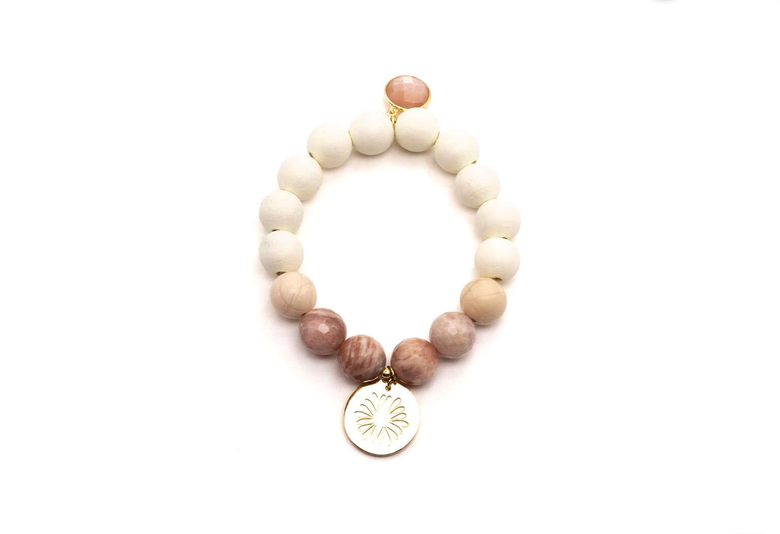 Armband auf Elastikband mit cremefarbenen Holzperlen, rosa Sonnenstein-Perlen und rundem vergoldeten Logo-Tag