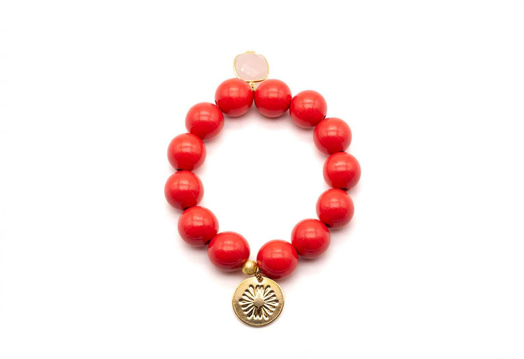 Armband auf Elastikband mit korallenroten Holzperlen, Rosenquarz-Anhänger und vergoldetem Logo-Tag