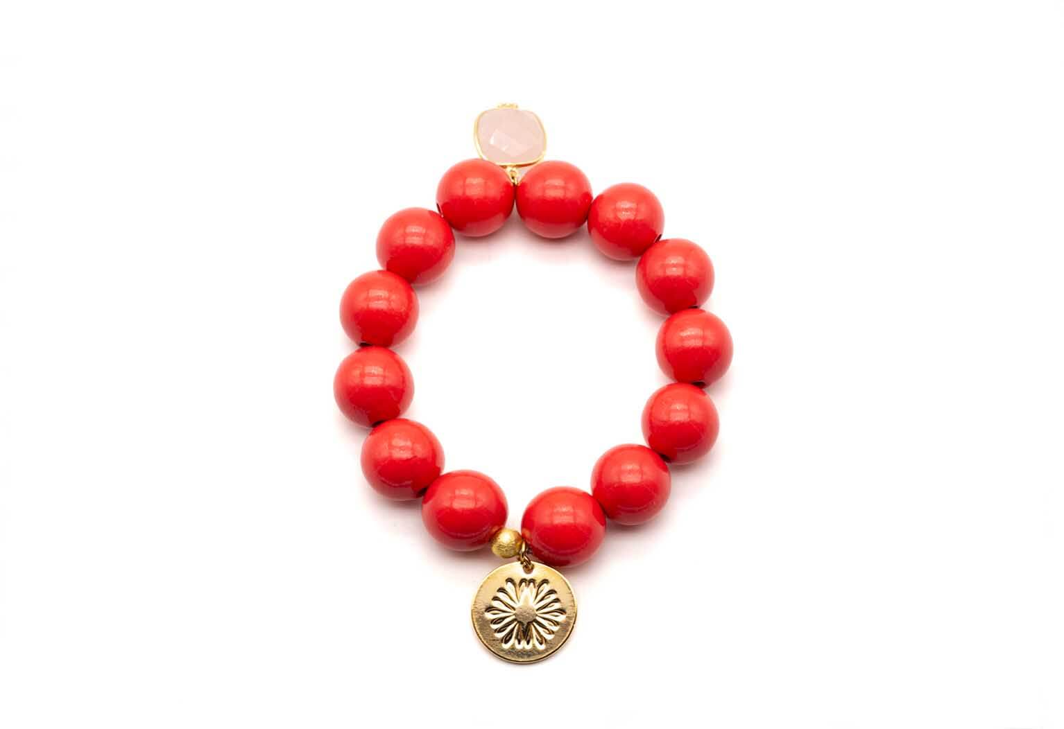 Armband auf Elastikband mit korallenroten Holzperlen, Rosenquarz-Anhänger und vergoldetem Logo-Tag
