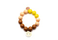 Armband auf Elastikband mit Holzperlen in Braun und Beige, gelben Perlen und Mondstein-Anhänger