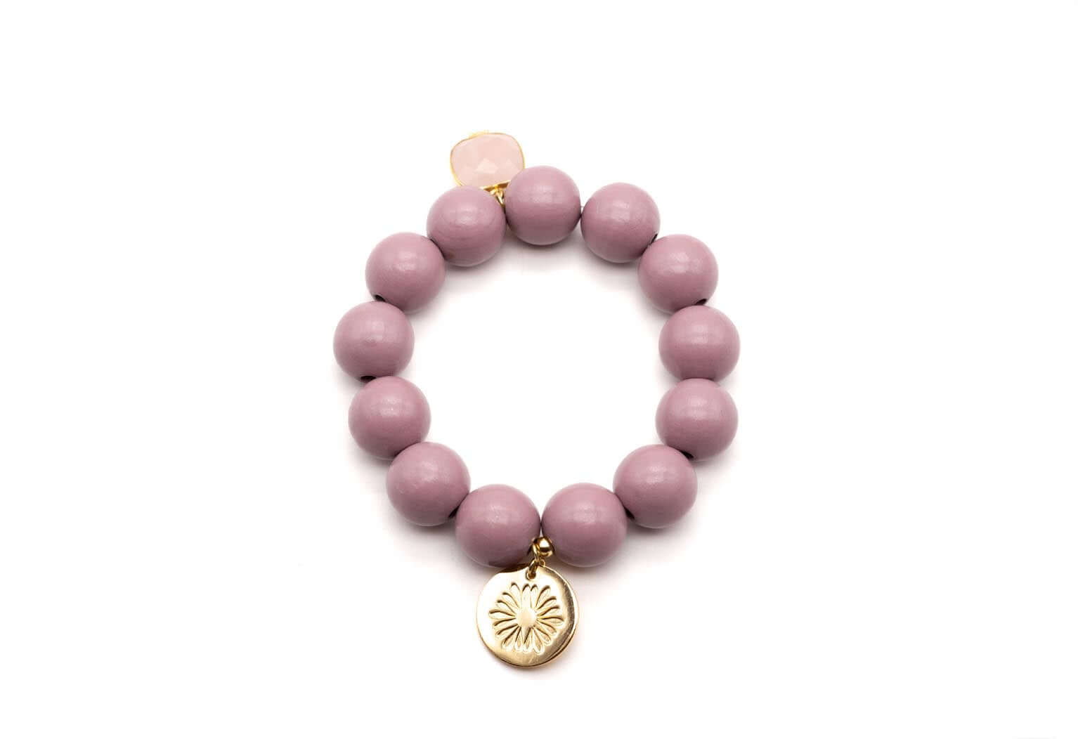 Armband auf Elastikband mit mauvefarbenen Holzperlen, Rosenquarz-Anhänger und vergoldetem Logo-Tag