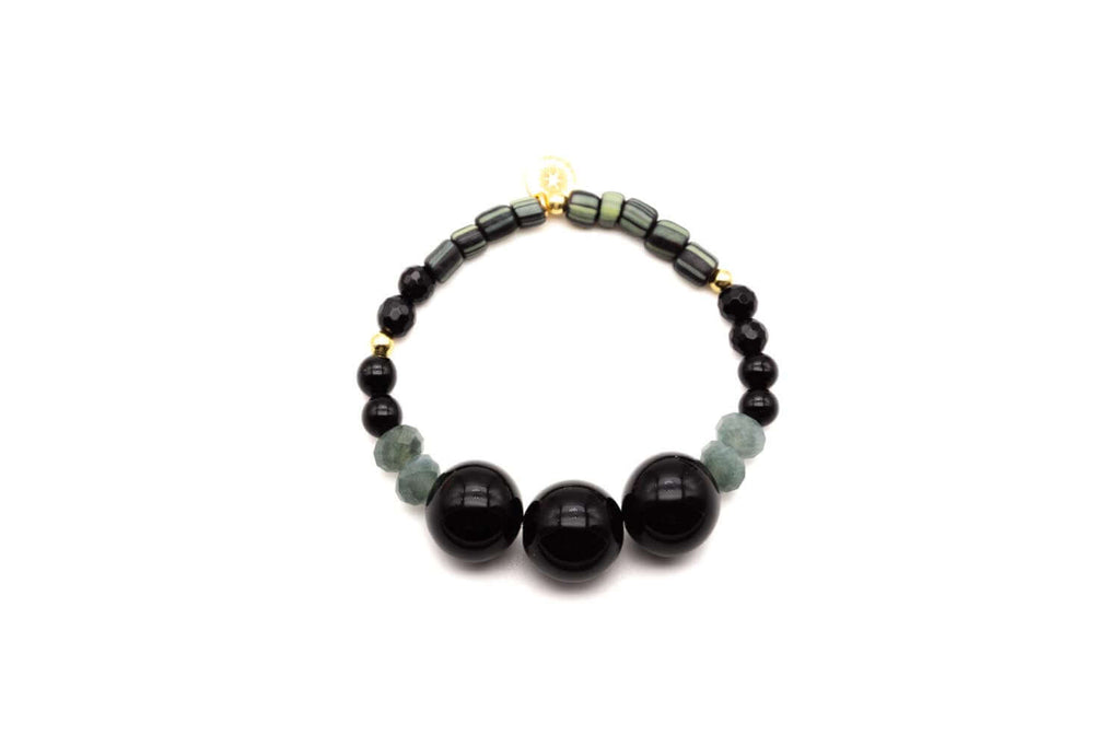 Armband auf Elastikband mit drei großen schwarzen Onyx-Perlen, grünen Labradorit-Perlen und vergoldeten Perlen