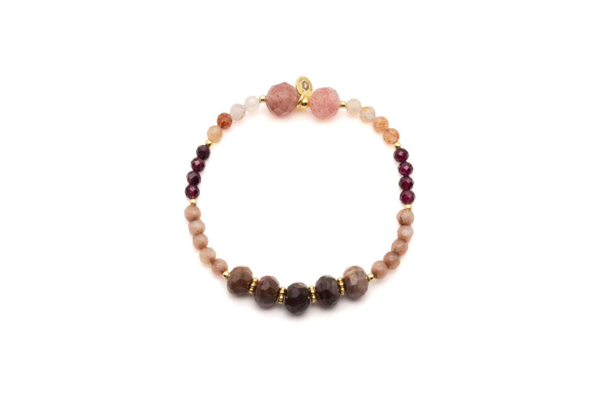 Armband auf Elastikband mit facettierten braunen und rosafarbenen Edelsteinen und vergoldeten Perlen