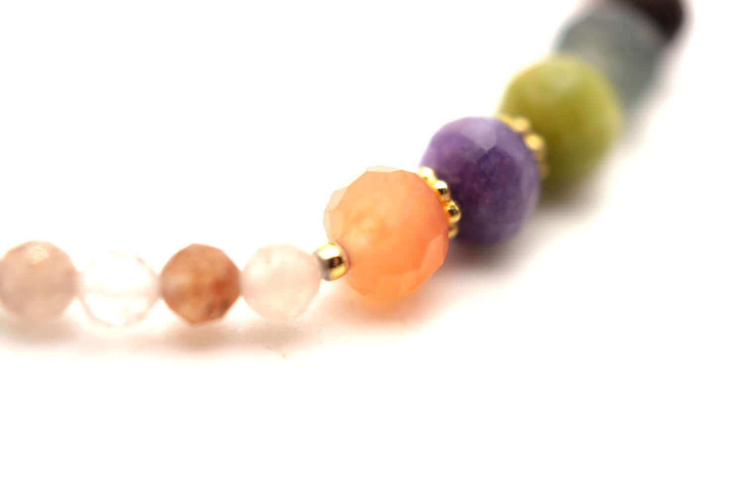 Detailaufnahme der großen mittleren Steine in Orange, Violett und Grün