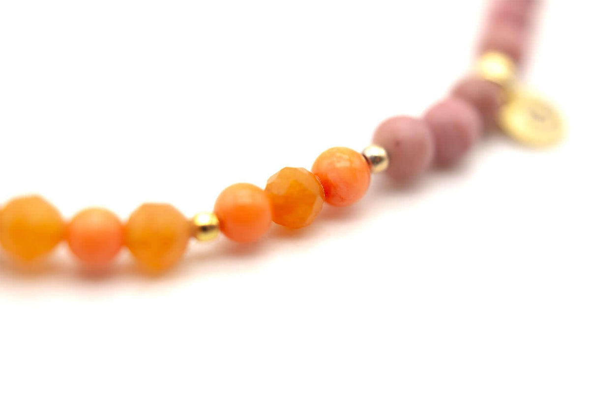 Detailaufnahme der orangefarbenen und altrosa Perlen mit vergoldeten Zwischenperlen