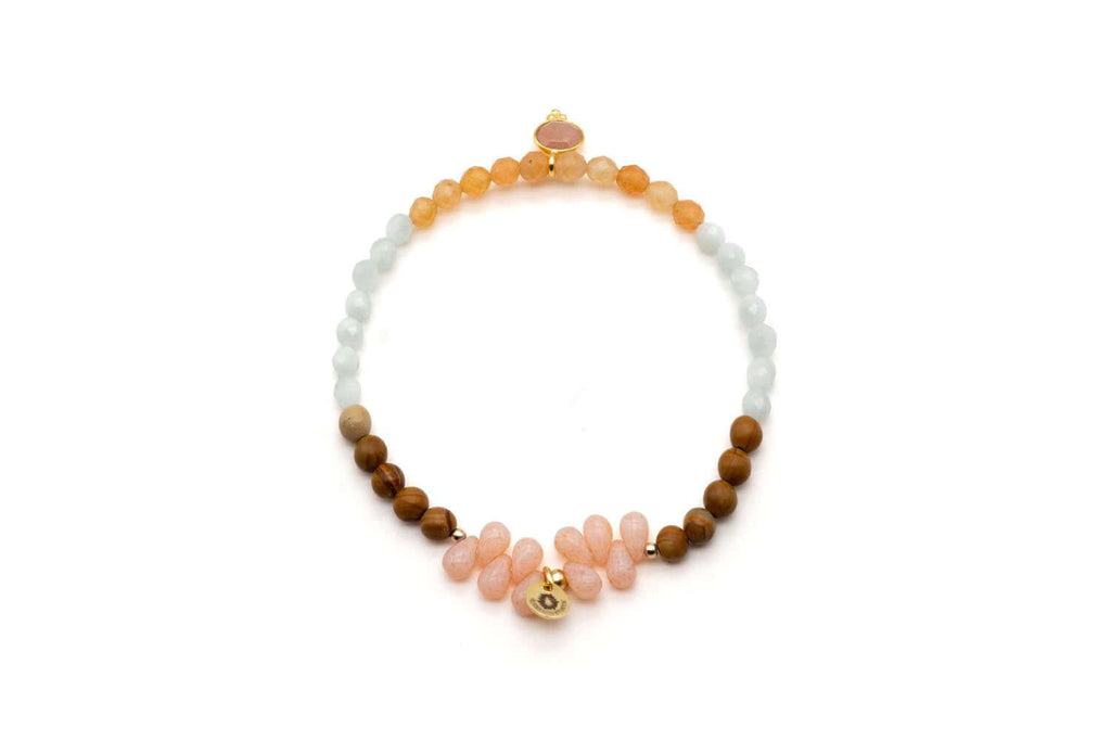 Armband auf Elastikband mit orangefarbenen und hellen Perlen, rosa Tropfen und rundem Mondstein-Anhänger