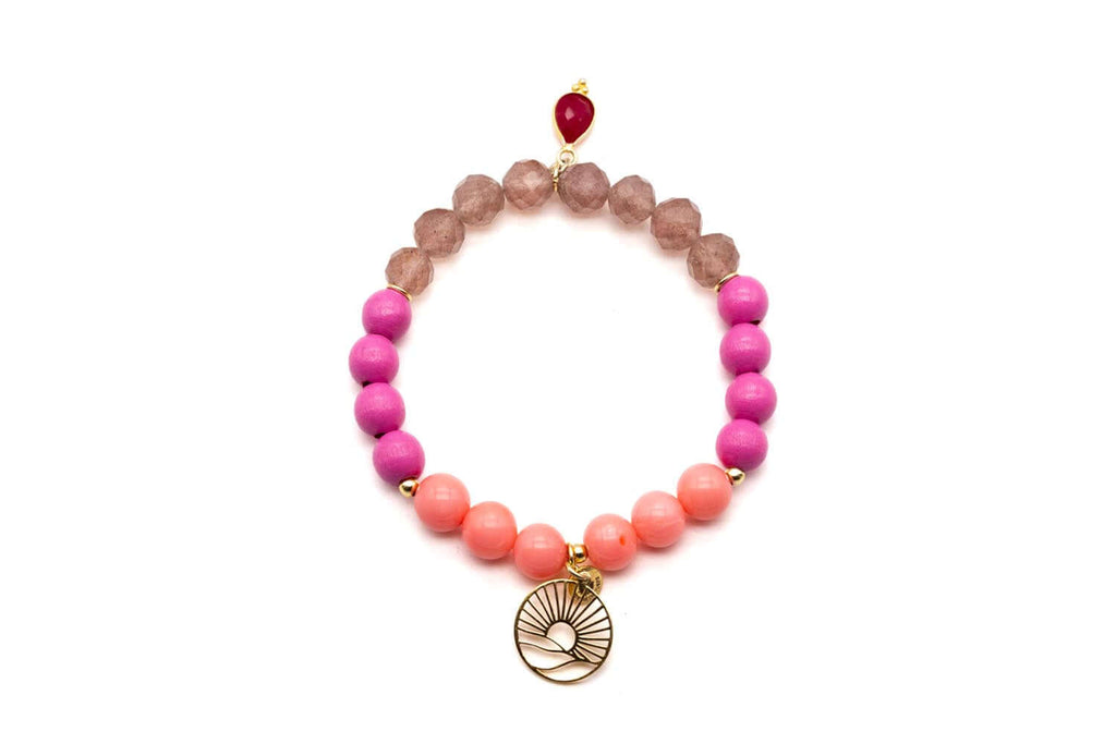 Elastik-Armband mit Koralle- und Quarzperlen, pinken Holzperlen sowie goldfarbenem Sonnen-Anhänger