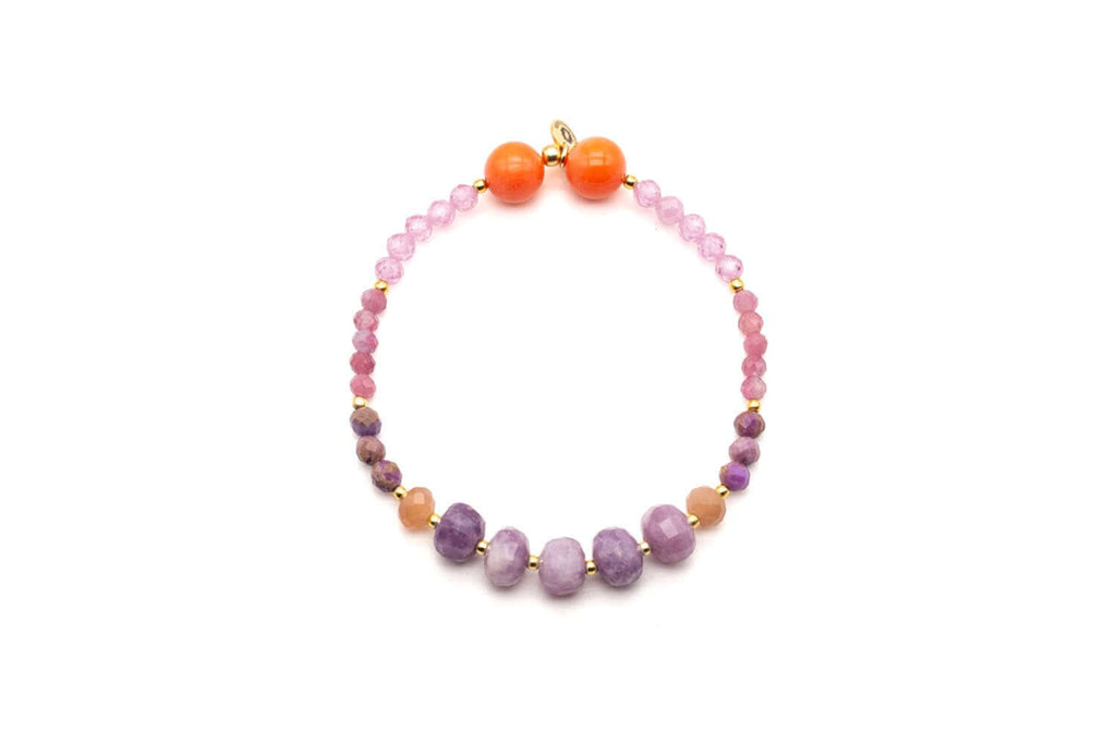 Armband auf Elastikband mit violettem Lepidolith, orangefarbener Koralle und vergoldeten Perlen, freigestellt