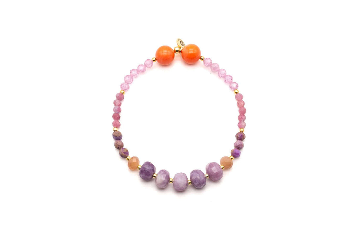 Armband auf Elastikband mit violettem Lepidolith, orangefarbener Koralle und vergoldeten Perlen, freigestellt