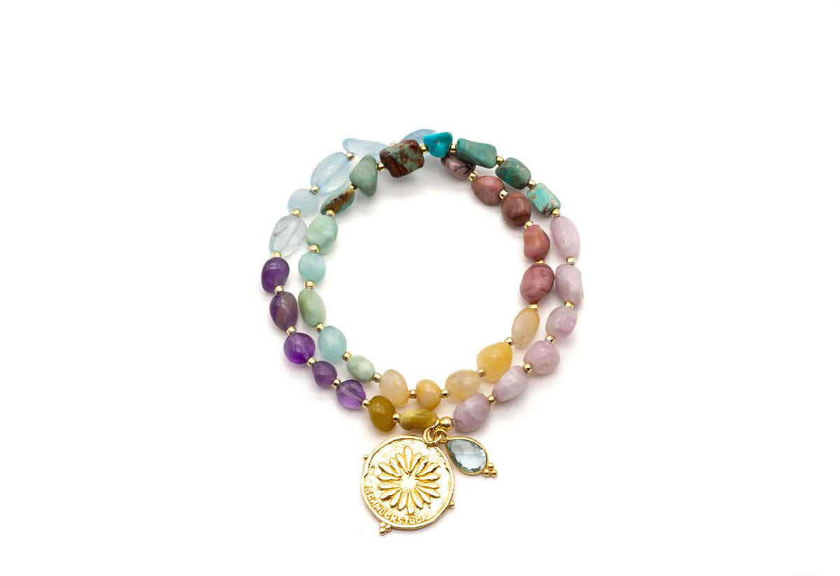 Doppelt gewickeltes Armband aus bunten Edelsteinperlen mit goldfarbener Münze und Aquamarin-Anhänger