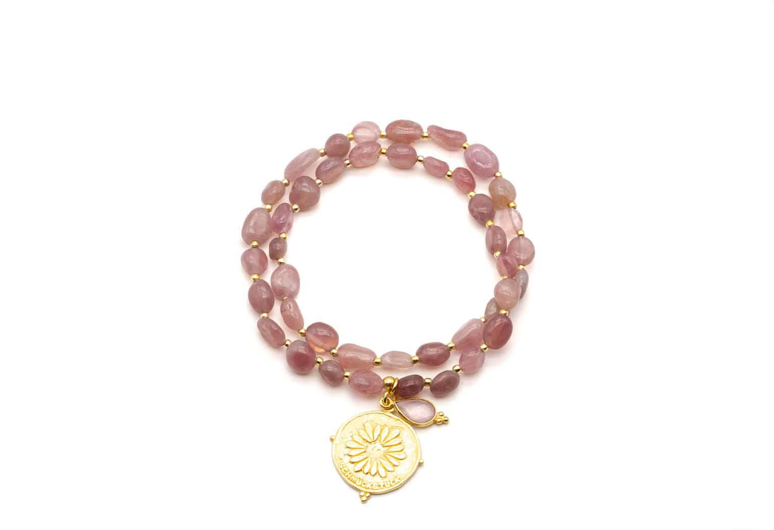 Doppelt gewickeltes Armband aus rosa Quarzperlen mit vergoldeten Perlen, goldfarbenem Münzanhänger und Rosenquarz-Tropfen
