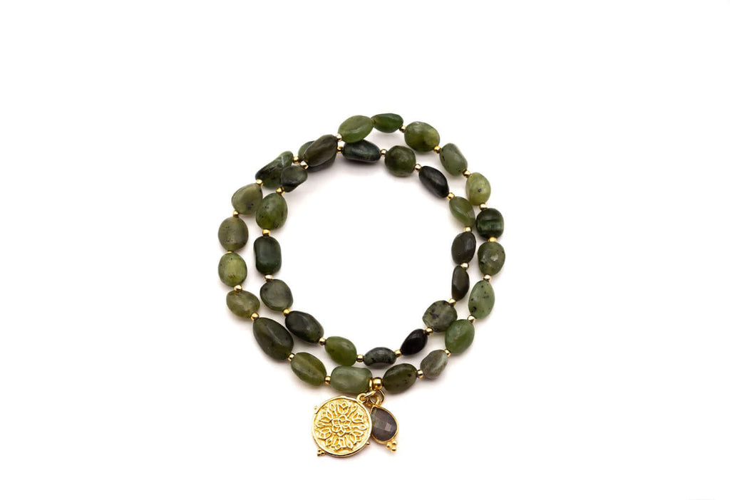 Doppelt gewickeltes Armband mit ovalen grünen Jade-Perlen, goldfarbener Münze und Labradorit-Anhänger