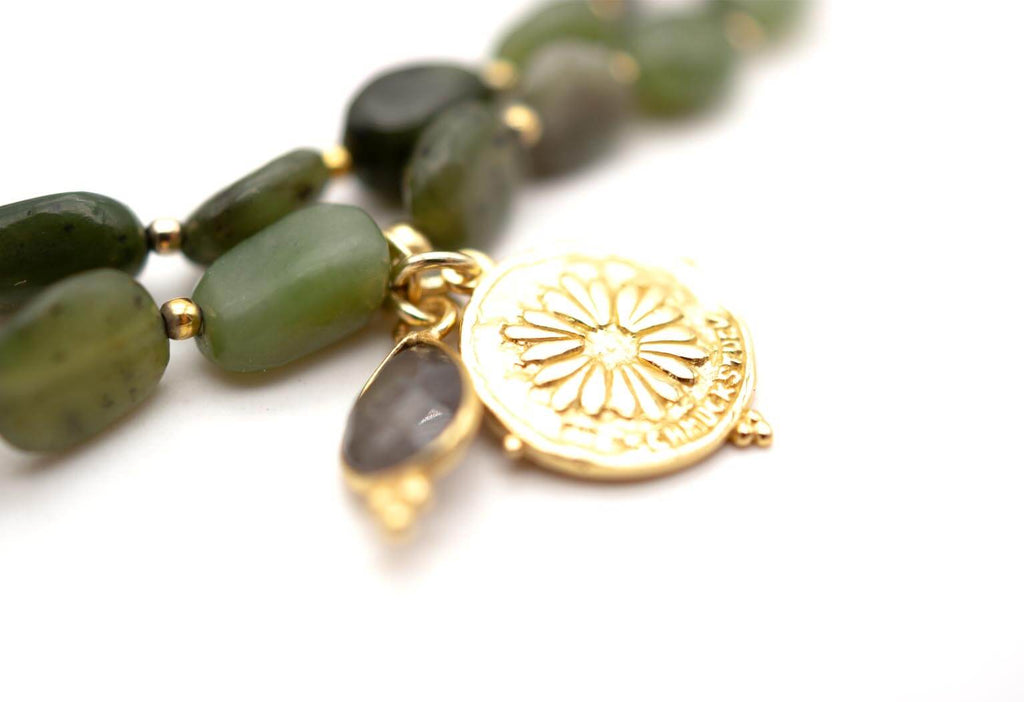 Detailansicht von Münzanhänger und Labradorit-Tropfen zwischen den Jade-Perlen