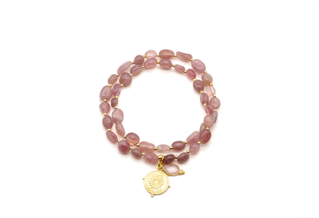 Doppelt gewickeltes Armband mit rosa Quarzperousen, goldfarbener Sonnenmünze und Rosenquarz-Tropfen