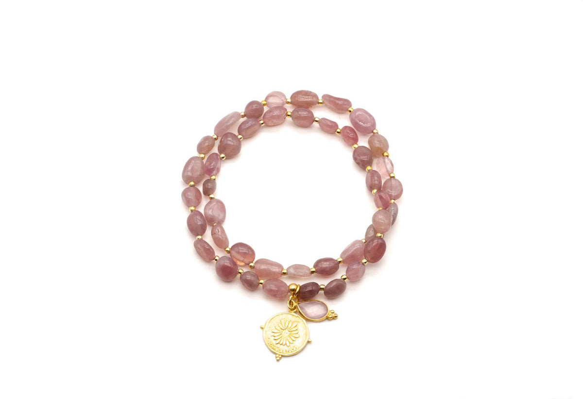 Doppelt gewickeltes Armband mit rosa Quarzperousen, goldfarbener Sonnenmünze und Rosenquarz-Tropfen