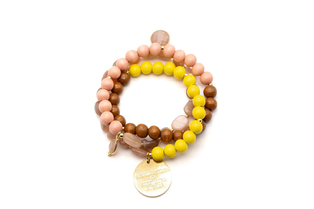 Dreifach-Armband auf Elastikband mit braunen, gelben und peachfarbenen Holzperlen, Mondstein-Nuggets