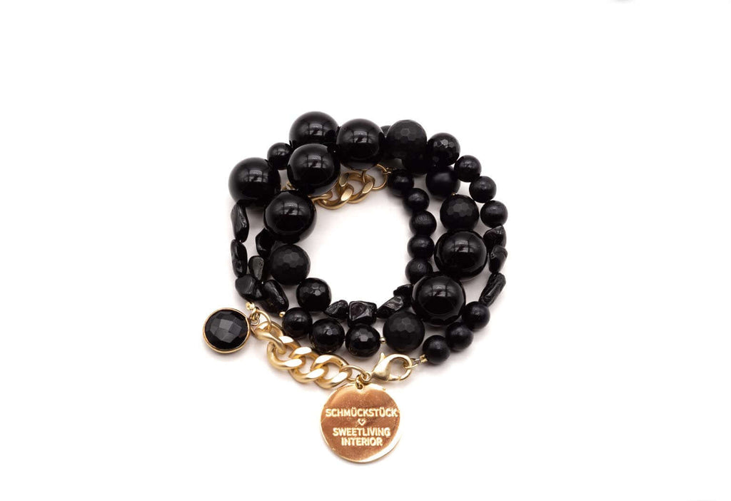 Dreifaches Armband aus schwarzen Perlen mit vergoldeter Curb-Kette, Onyx-Anhänger und rundem Logo-Tag