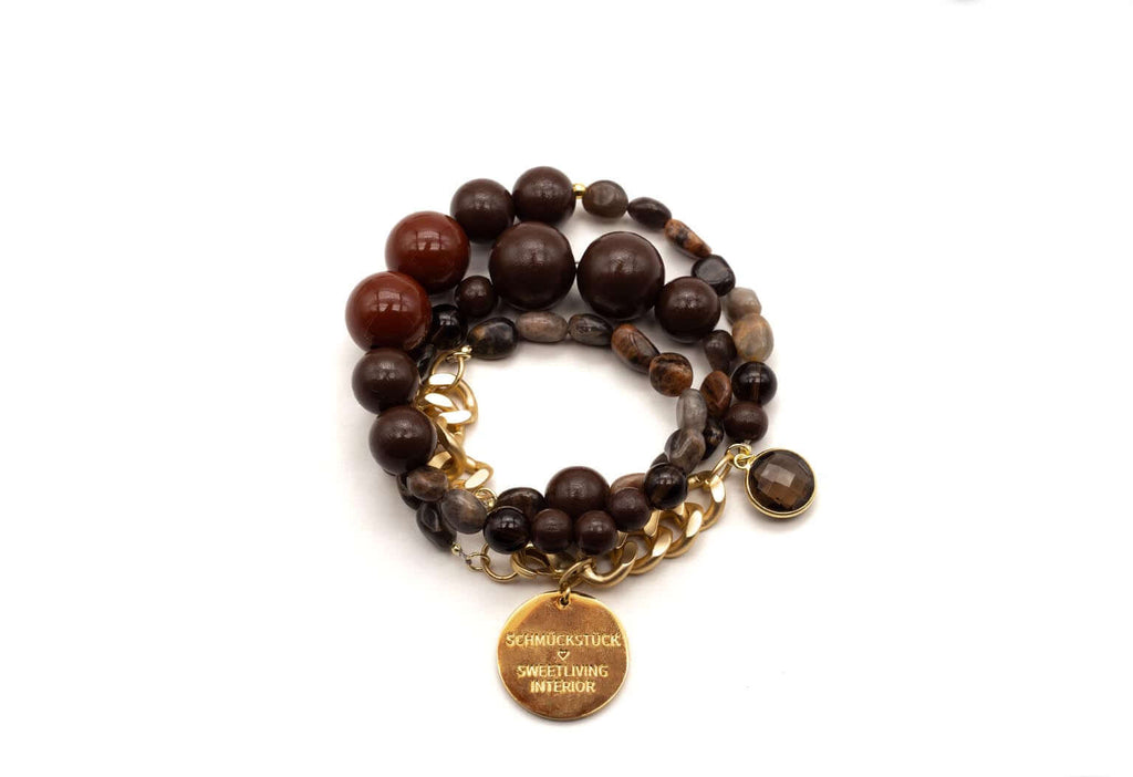 Dreifaches Armband mit braunen Holzperlen, vergoldeter Gliederkette, Rauchquarz-Anhänger und rundem Logo-Tag