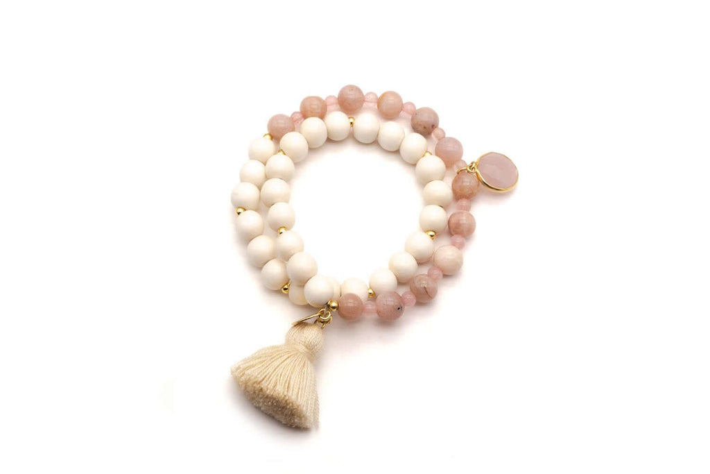 Doppel-Armband auf Elastikband mit cremefarbenen Holzperlen, Mondstein und Rosenquarz-Anhänger, dazu cremefarbene Quaste