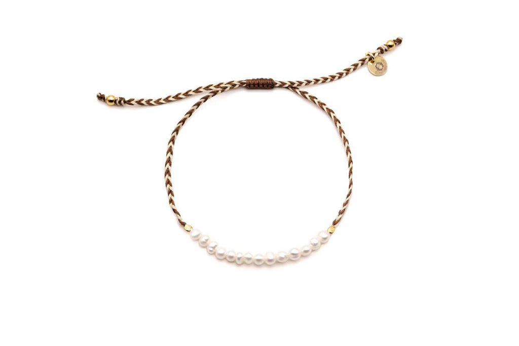 Braun-weiß geflochtenes Macramé-Armband mit weißen Süßwasserperlen und vergoldeten Perlen