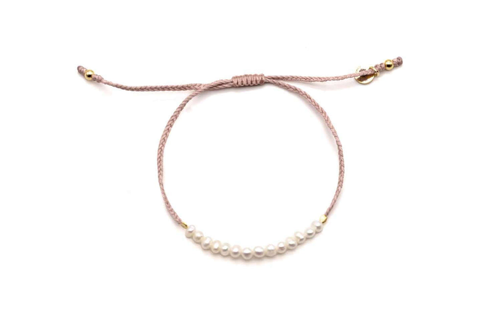 Geflochtenes Macramé-Armband in Sand mit weißen Süßwasserperlen und vergoldeter Perle, verstellbar