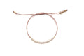 Geflochtenes Macramé-Armband in Sand mit weißen Süßwasserperlen und vergoldeter Perle, verstellbar