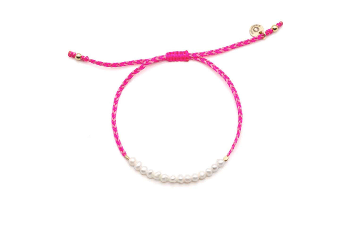 Pink geflochtenes Macramé-Armband mit weißen Süßwasserperlen und Zugverschluss