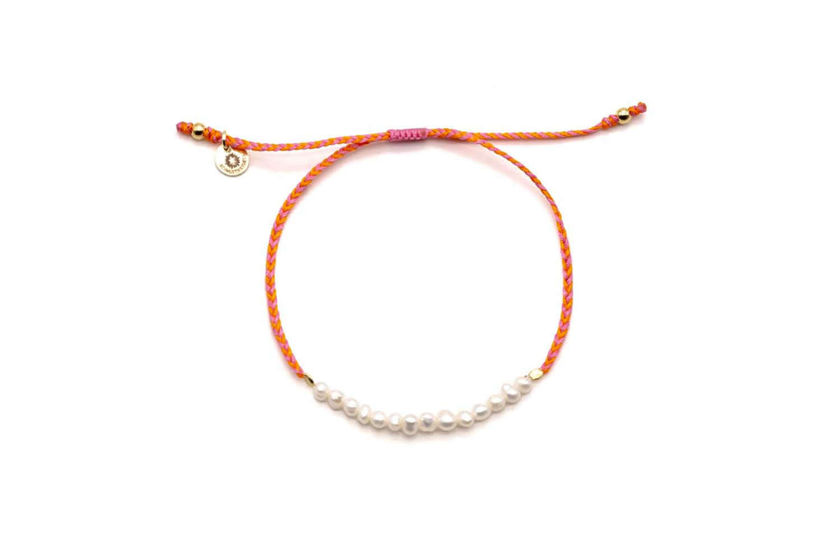 Geflochtenes Macramé-Armband in Pink und Orange mit weißen Süßwasserperlen und Zugverschluss
