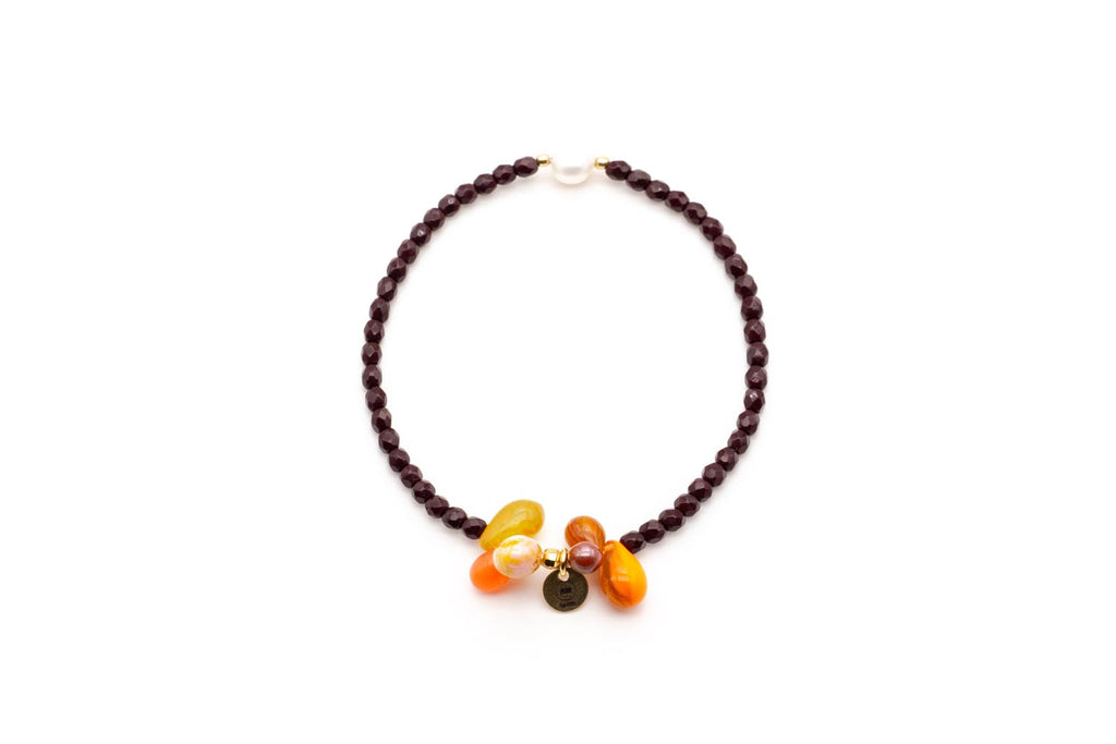 Armband auf Elastikband aus dunkelbraunen Perlen mit Süßwasserperle und orangefarbenen Kristalltropfen
