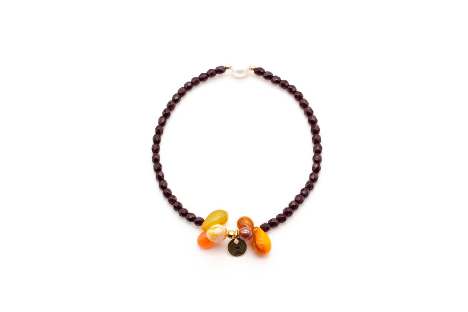 Armband auf Elastikband aus dunkelbraunen Perlen mit Süßwasserperle und orangefarbenen Kristalltropfen