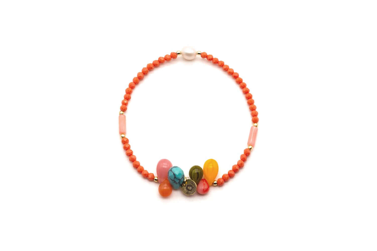Armband auf Elastikband aus orangefarbenen Korallenperlen mit bunten Tropfen und weißer Süßwasserperle
