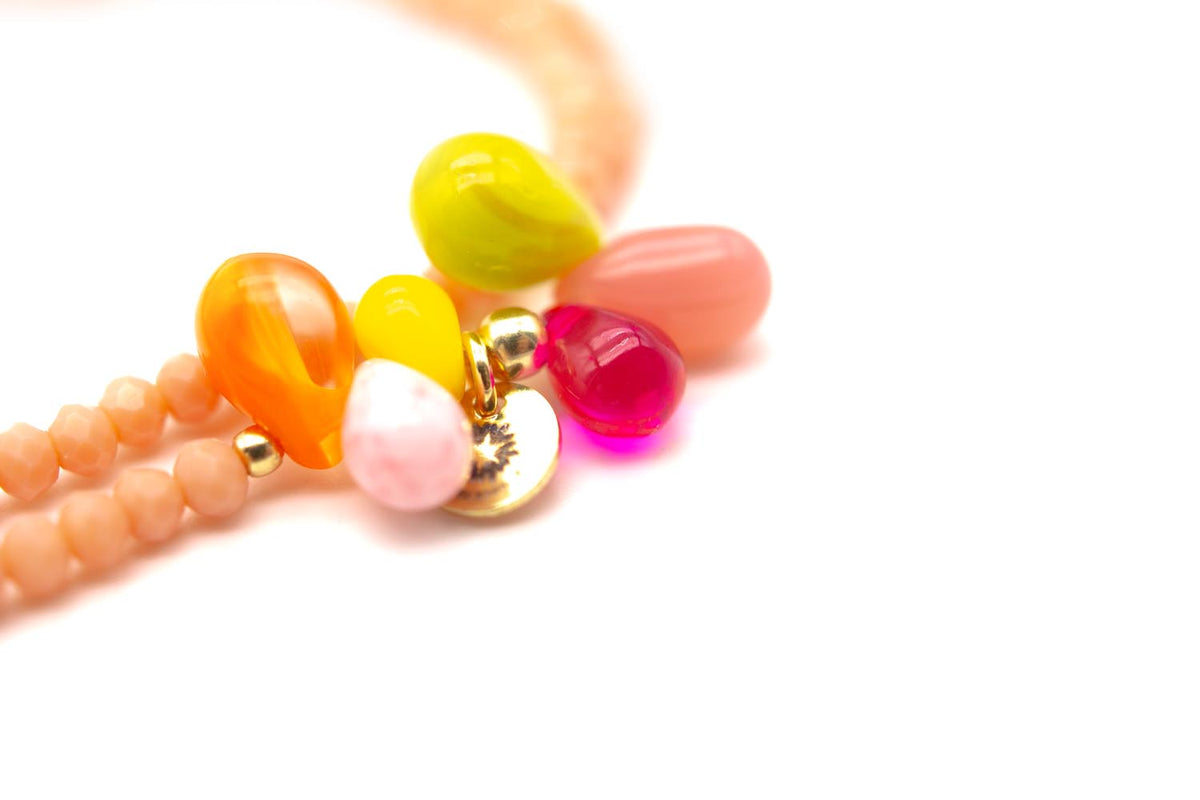 Detailansicht der Tropfen in Gelb, Orange, Pink und Rosa mit vergoldeter Perle