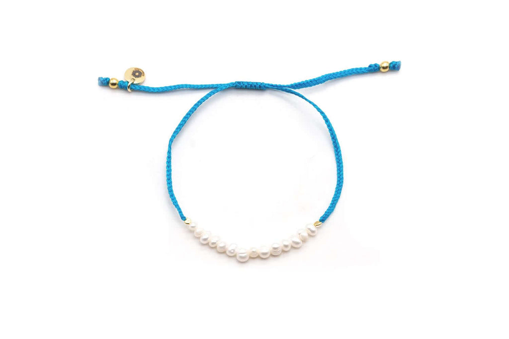 Blaues geflochtenes Macramé-Armband mit Reihe weißer Süßwasserperlen und vergoldeter Verschlussperle