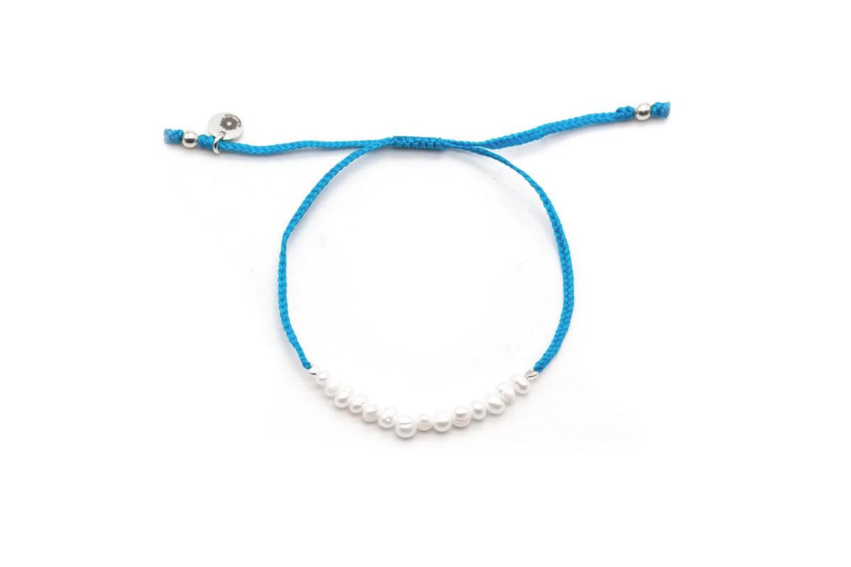 Variante mit silberfarbener Verschlussperle am blauen Band