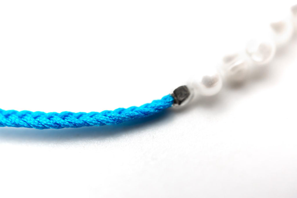 Detailaufnahme des blauen Bandes mit dunkler Perle am Übergang zu den Süßwasserperlen
