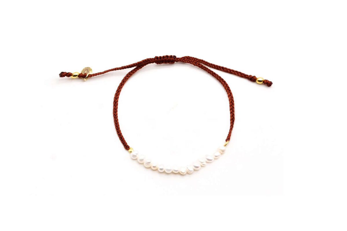 Braunes Macramé-Armband mit weißen Süßwasserperlen und verstellbarem Zugverschluss