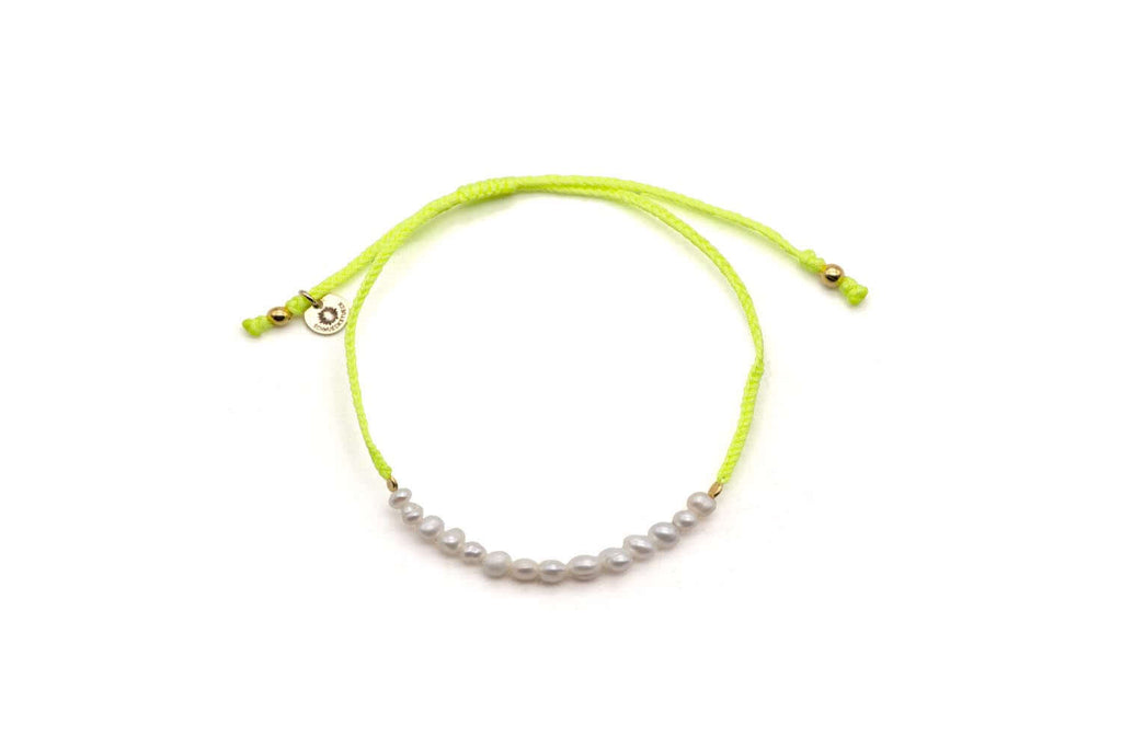 Neongelbes Macramé-Armband mit einer Reihe weißer Süßwasserperlen und Zugverschluss
