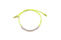 Neongelbes Macramé-Armband mit einer Reihe weißer Süßwasserperlen und Zugverschluss