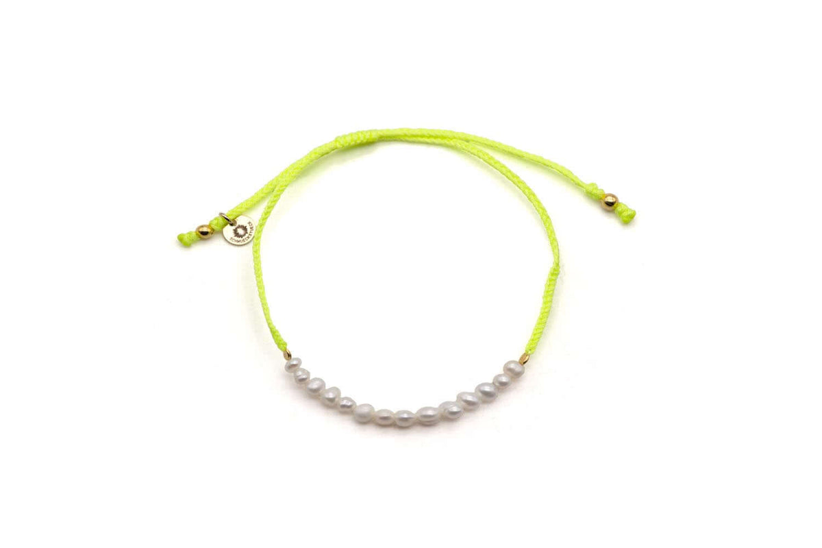Neongelbes Macramé-Armband mit einer Reihe weißer Süßwasserperlen und Zugverschluss