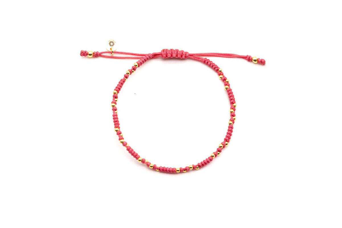 Pinkfarbenes geflochtenes Macramé-Armband mit kleinen vergoldeten Perlen