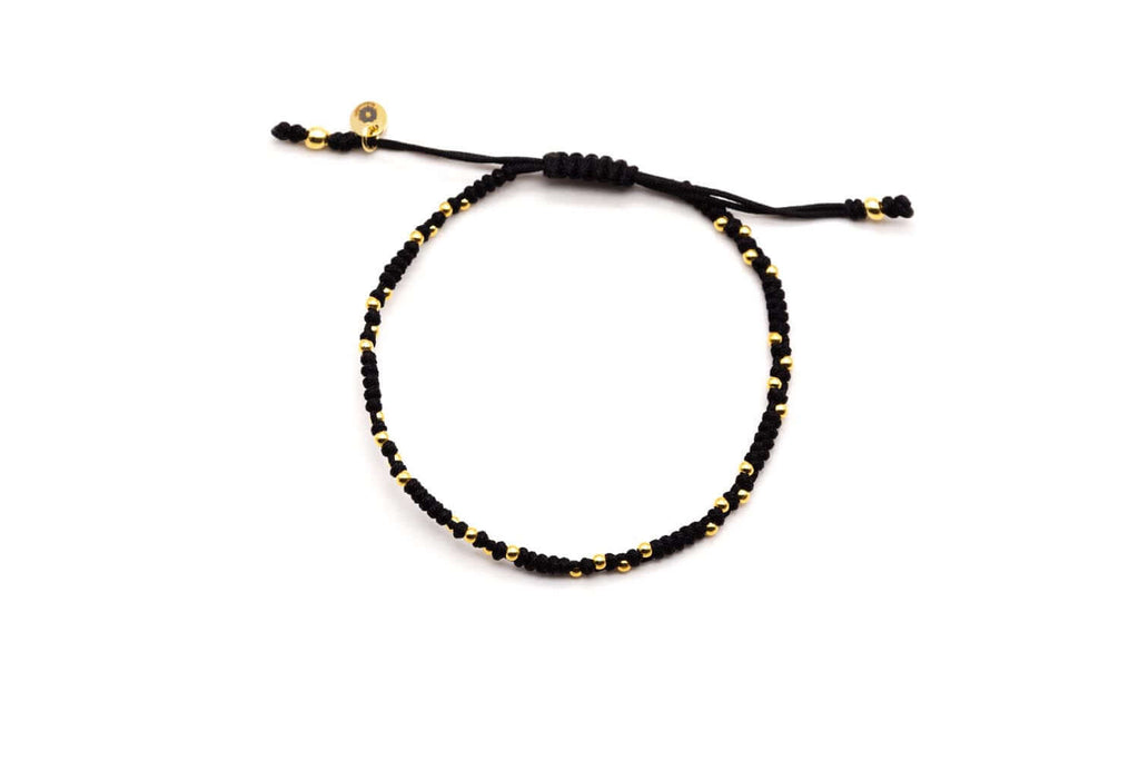 Schwarzes geflochtenes Macramé-Armband mit kleinen vergoldeten Perlen und Zugverschluss