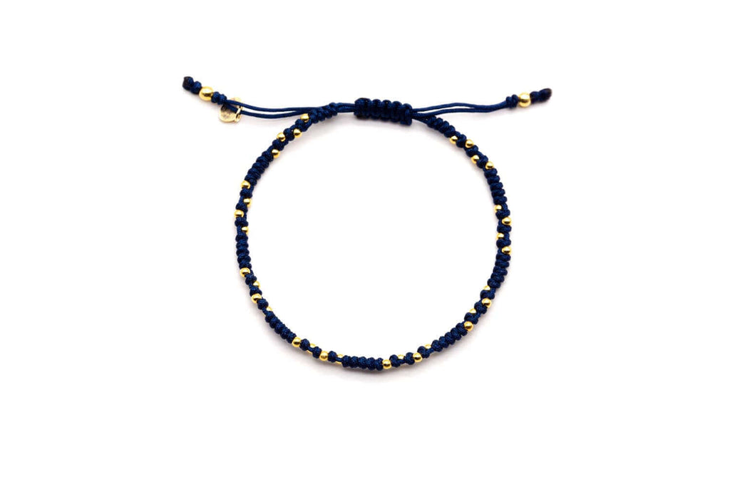 Geflochtenes Macramé-Armband in Dunkelblau mit vergoldeten Perlen und Zugverschluss