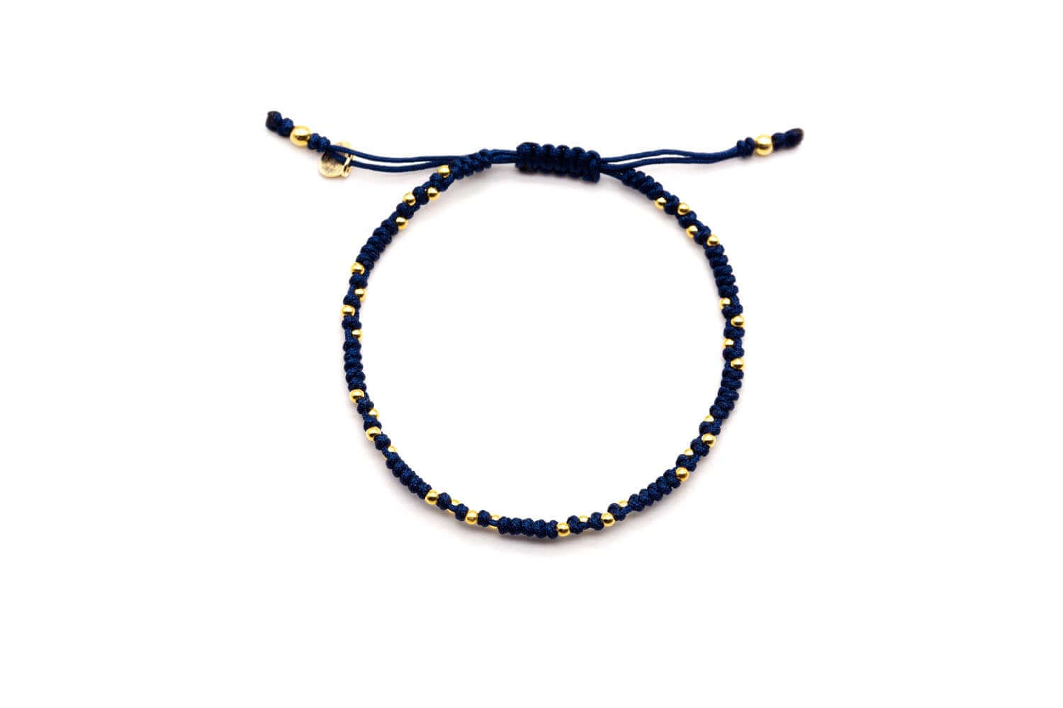 Geflochtenes Macramé-Armband in Dunkelblau mit vergoldeten Perlen und Zugverschluss