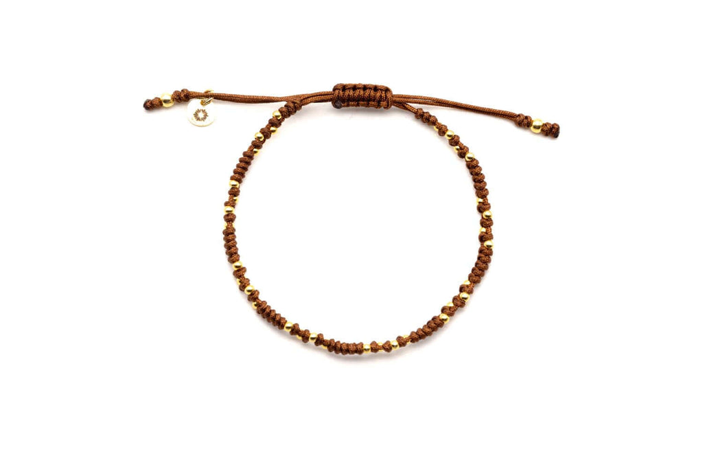 Geflochtenes Macramé-Armband in Braun mit vergoldeten Perlen und verstellbarem Zugverschluss