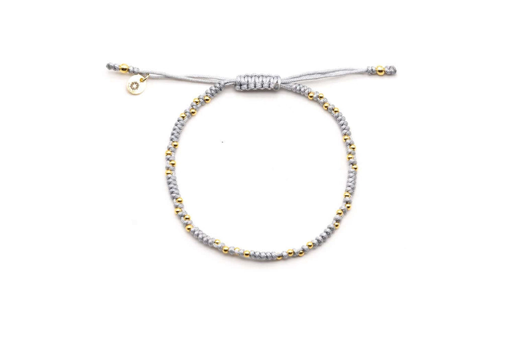 Graues geflochtenes Macramé-Armband mit vergoldeten Perlen und verstellbarem Zugverschluss