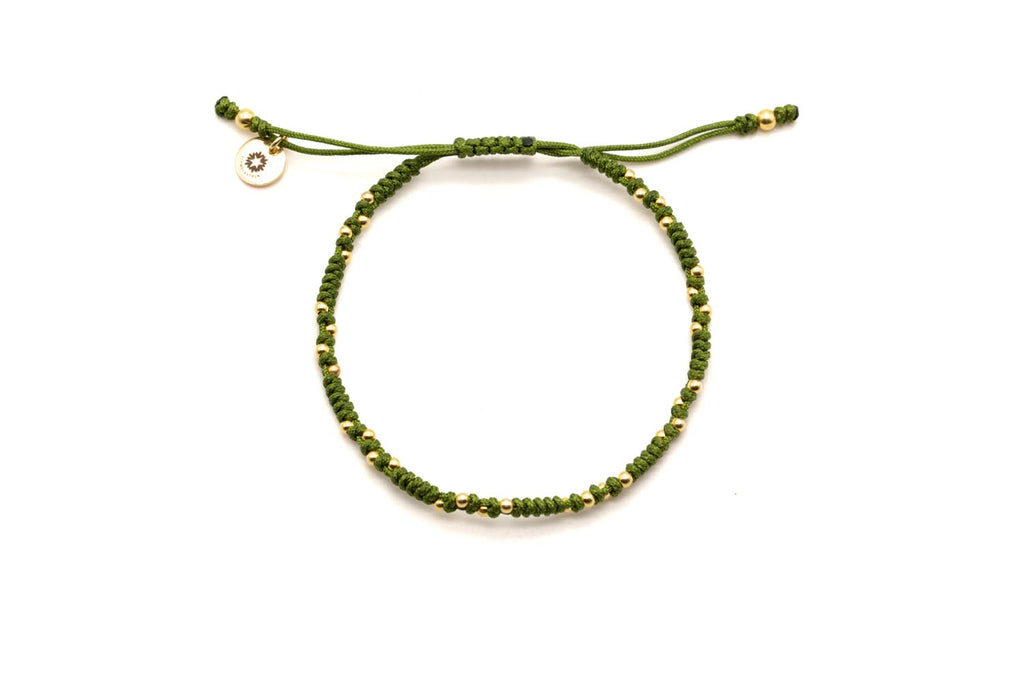 Geflochtenes Macramé-Armband in Oliv mit vergoldeten Perlen und Zugverschluss, freigestellt