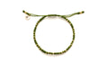 Geflochtenes Macramé-Armband in Oliv mit vergoldeten Perlen und Zugverschluss, freigestellt