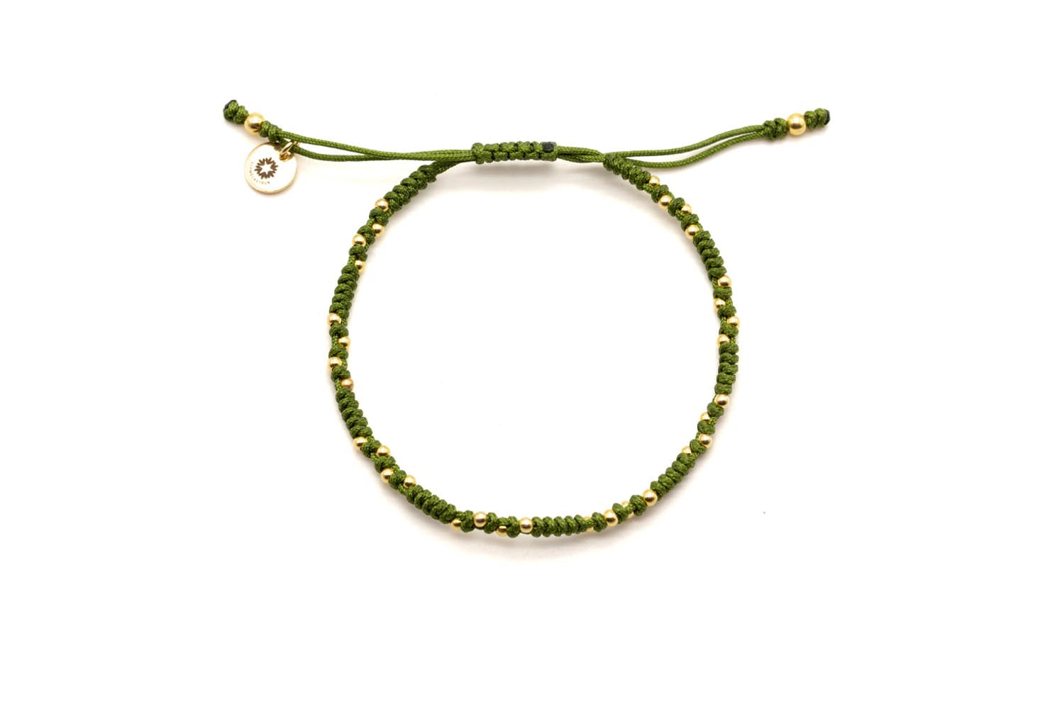 Geflochtenes Macramé-Armband in Oliv mit vergoldeten Perlen und Zugverschluss, freigestellt